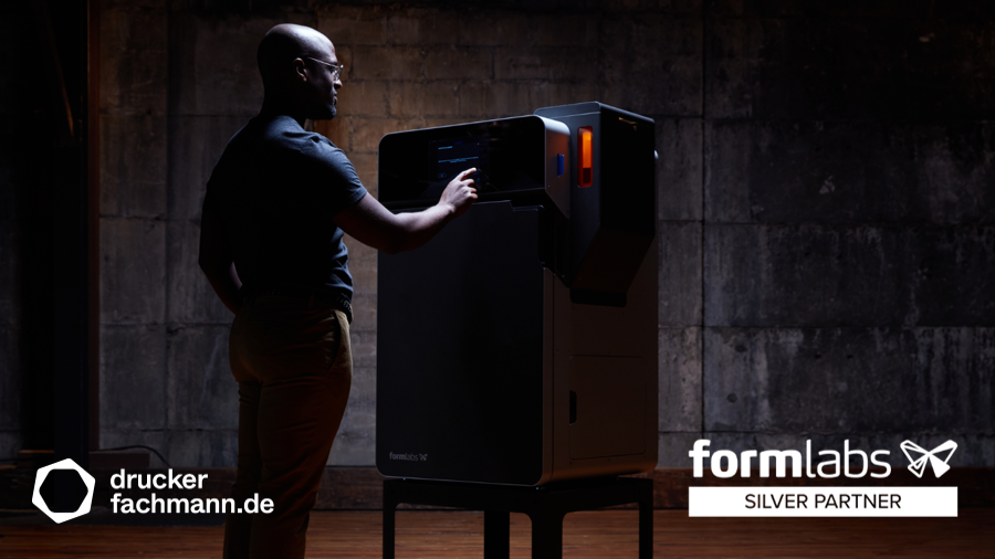 Mann steht vor der Fuse 1+ von formlabs