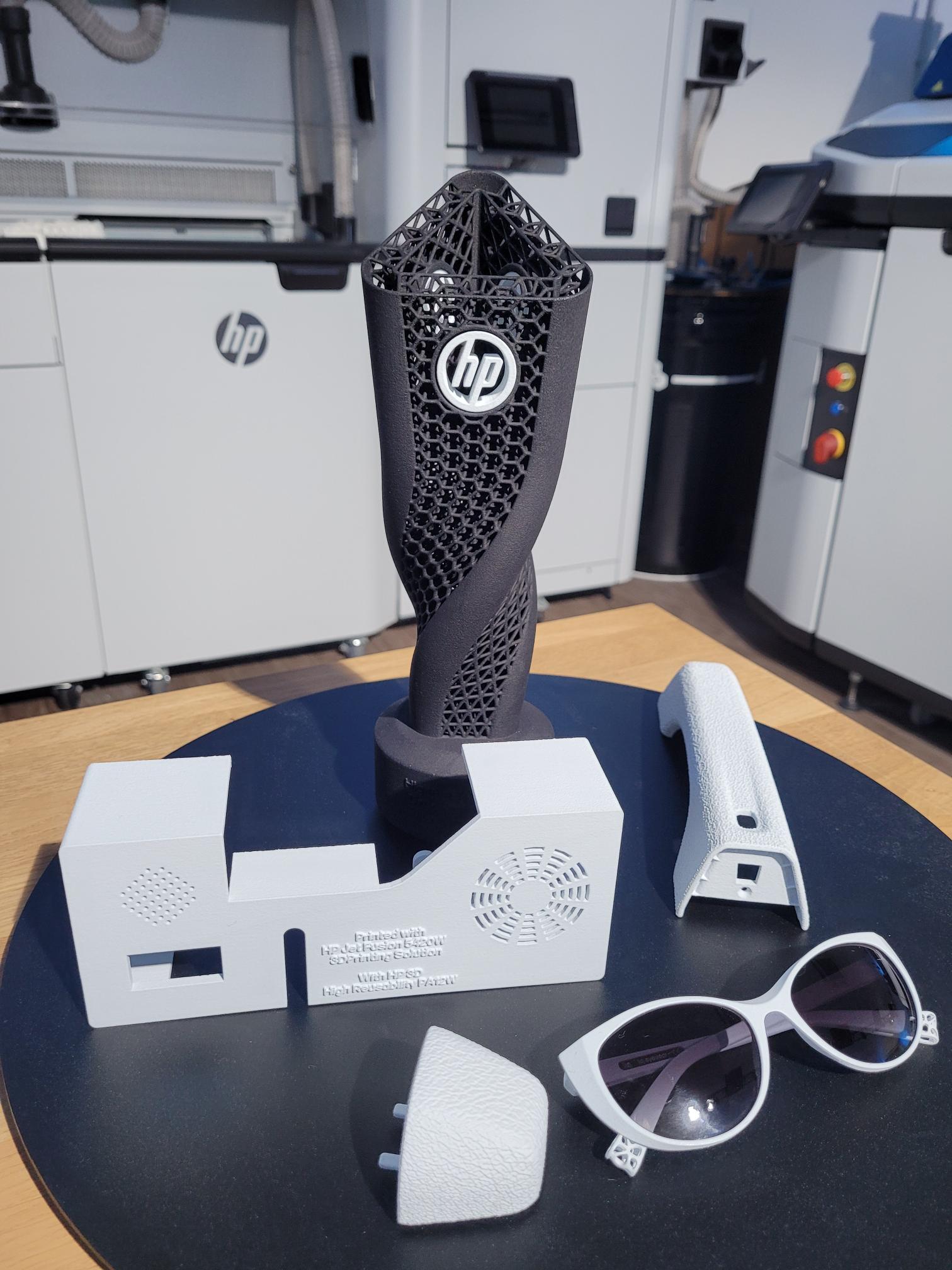 schwarze und weiße Produltbeispiele - 3d gedruckt.